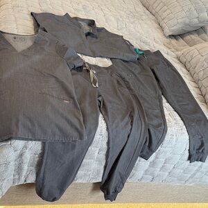 Figs Women's Charcoal Scrub Ensemble